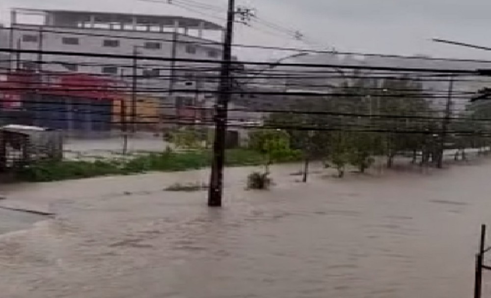 ÁGUA INVADE CASAS E ALAGA RUAS EM DIA DE CHUVAS NO GRANDE RECIFE