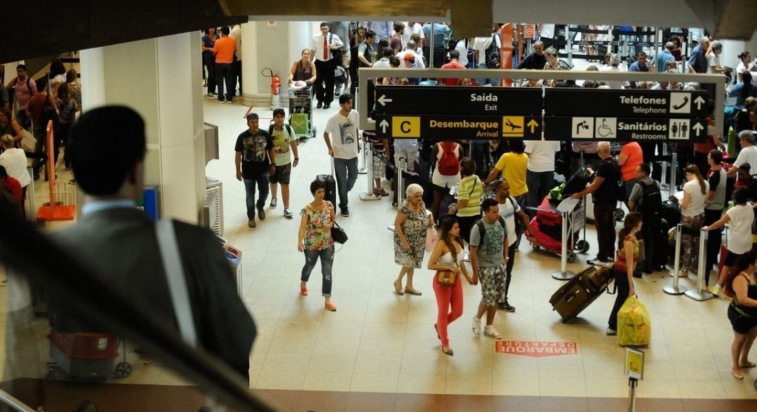 COMPANHIAS AÉREAS CANCELAM MAIS DE 150 VOOS DEVIDO AO AUMENTO DE CASOS DE COVID E DE INFLUENZA