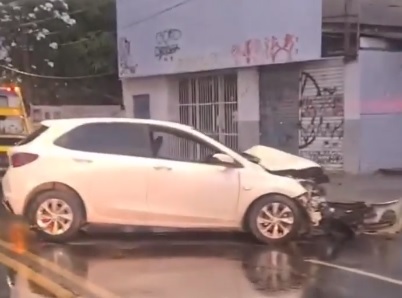 MOTORISTA COLIDE CONTRA UM POSTE NA ESTRADA DE BELÉM, PRÓXIMO À SORVETERIA BACANA, EM CAMPO GRANDE.