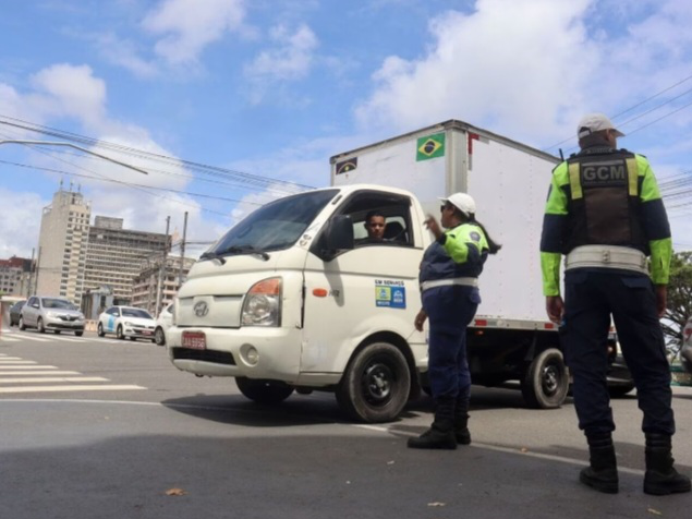 Mudança no sentido das pontes Maurício de Nassau e Buarque de Macedo tem boa aceitação de