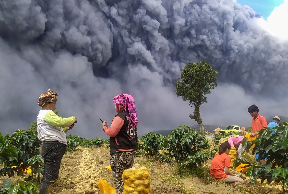 NÚMERO DE MORTOS POR ERUPÇÃO DE VULCÃO NA INDONÉSIA PASSA DE 30