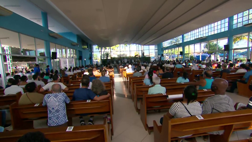 DEVOTOS SOBEM MORRO DA CONCEIÇÃO NA VÉSPERA DO DIA DE NOSSA SENHORA E ANTECIPAM HOMENAGENS