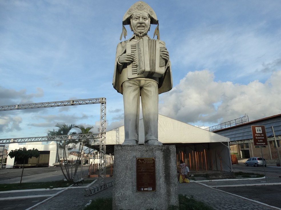 DIA DO FORRÓ E ANIVERSÁRIO DE LUIZ GONZAGA SÃO CELEBRADOS EM CARUARU