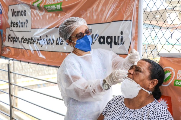 RECIFE LEVA TESTAGEM GRATUITA PARA DETECTAR COVID-19 A OITO BAIRROS; VACINAÇÃO ACONTECE COM AGENDAMENTO