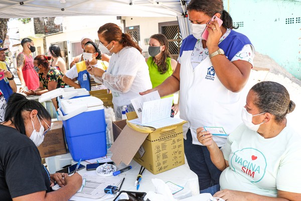 RECIFE VACINA CONTRA COVID SEM AGENDAMENTO EM TRÊS LOCAIS E REALIZA TESTES GRATUITOS EM OUTROS CINCO NESTA SEXTA-FEIRA