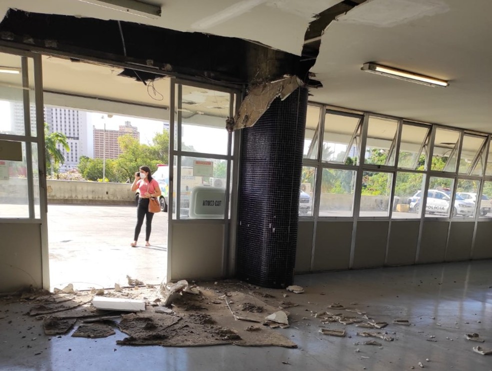 FORRO DE TETO DESABA NA ENTRADA DA RECEPÇÃO DO HOSPITAL DA RESTAURAÇÃO, NO CENTRO DO RECIFE