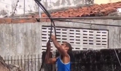 UM HOMEM FOI FILMADO CORTANDO UM CABO DA REDE DE TELEFONIA NA AVENIDA PEDRO DE MELO PEDROSA, NO BAIRRO DO ARRUDA