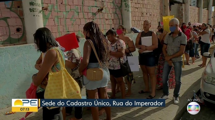 EM MAIS UM DIA DE LONGAS FILAS NO RECIFE PARA INSCRIÇÃO NO CADÚNICO, PESSOAS RECLAMAM DE VENDA DE LUGARES E DEMORA NO ATENDIMENTO