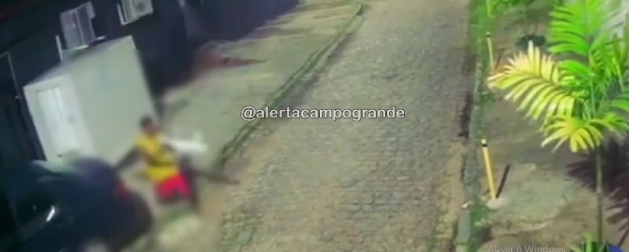 JOVEM É FLAGRADO POR CÂMERA DE SEGURANÇA ARRANCANDO A MANGUEIRA DE COBRE DE UM APARELHO DE AR-CONDICIONADO NA RUA BASTOS TIGRE, EM CAMPO GRANDE,